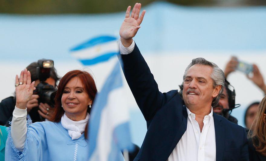 El opositor peronista Alberto Fernández saluda a sus simpatizantes junto a su fórmula a la vicepresidencia, la expresidenta Cristina Kirchner, durante el acto de cierre de su campaña este jueves en Mar del Plata. (Foto: EFE)