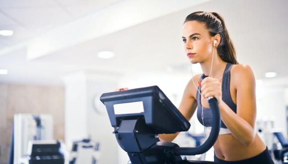 Joven entrena sola en la cinta en el gimnasio. (Imagen: Andrea Piacquadio / Pexels)