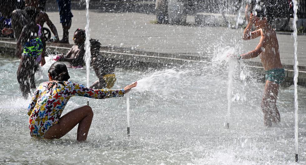 Niños se refrescan con fuentes de agua en Estrasburgo, al este de Francia, mientras una ola de calor azota Francia el 11 de julio de 2023. (Foto: AFP)