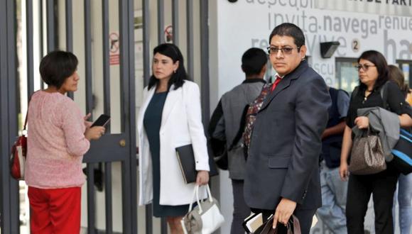 El fiscal Reynaldo Abia, que investiga a los implicados en el deslacrado de la oficina en el Ministerio Público, acudió con al ex asesora de Pedro Chávarry. (Foto: Difusión)