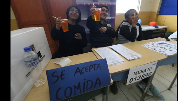 Miembros de mesa colocan cartel pidiendo comida en Cusco (GEC)