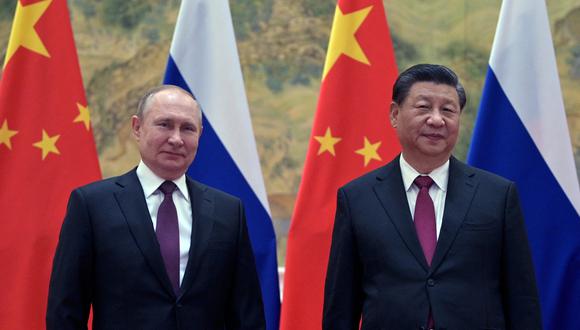 El presidente ruso Vladimir Putin y el presidente chino Xi Jinping posan durante su reunión en Beijing, el 4 de febrero de 2022. (Foto de Alexei Druzhinin / Sputnik / AFP)