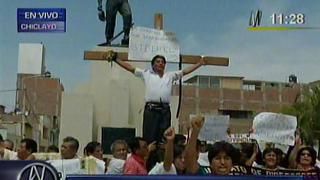 Chiclayo: docente fue ‘crucificado’ durante protesta