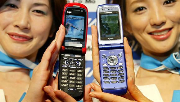 En los primeros años del 2000 se siguieron experimentando celulares con tapa plegable. Sin embargo, el smartphone privilegió el uso de la pantalla. (Foto: AFP)
