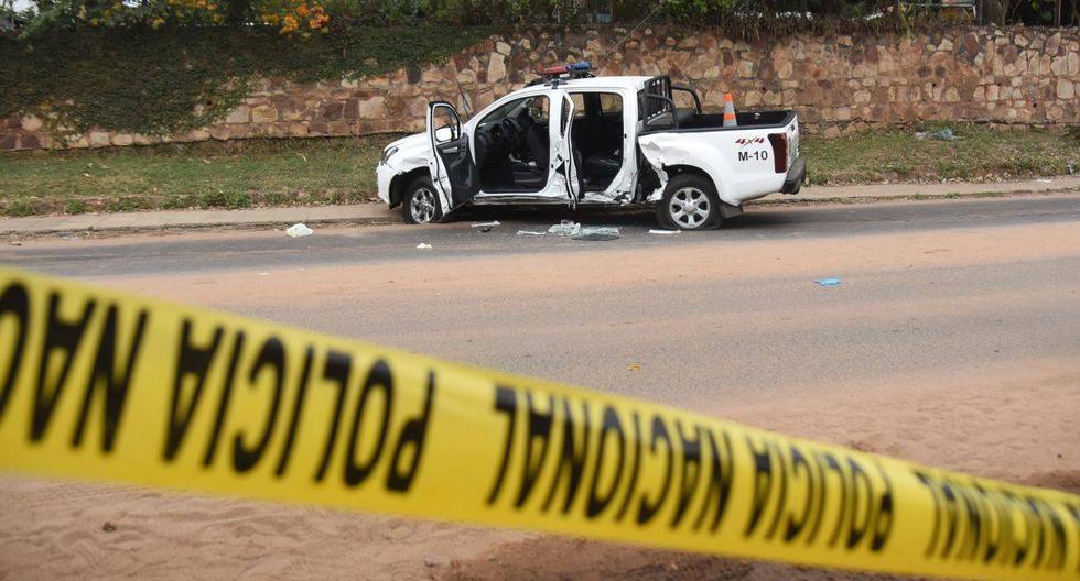 Así quedó uno de los autos de la policía atacados durante el escape del narcotraficante. (AFP)