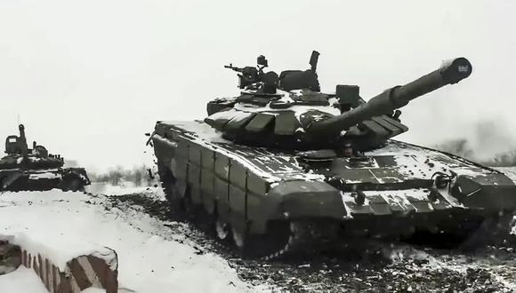 Un tanque ruso participa en un ejercicio militar en un campo de entrenamiento en la región de Rostov, Rusia. 
(Russian Defense Ministry Press).