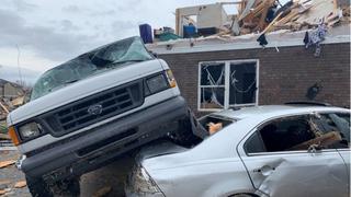 Las devastadoras imágenes que deja el paso de “los peores tornados en la historia” de Kentucky, EE.UU.