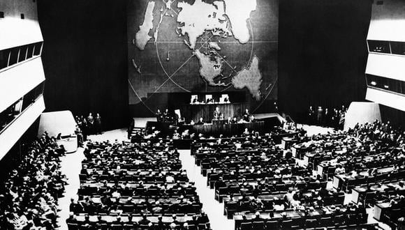 Vista general de la apertura de la Primera Sesión de las Naciones Unidas en Nueva York en el Flushing Meadow Park Bulding, el 23 de octubre de 1946. (Foto referencial de AFP)