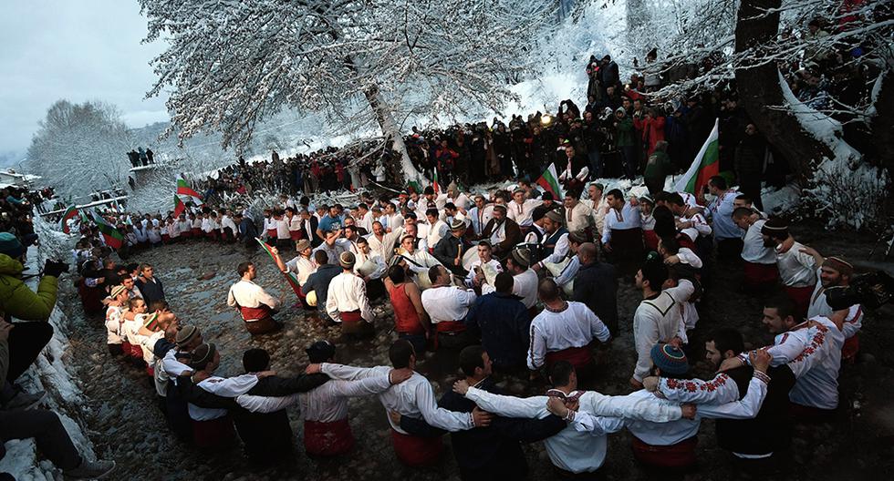Más de un centenar de búlgaros se lanzaron a las heladas aguas de un río de la localidad de Kalofer para celebrar la Epifanía. (Foto: EFE)