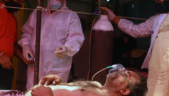 Un paciente de coronavirus respira con la ayuda de oxígeno en Ghaziabad, India, el 26 de abril de 2021. (Foto de Sajjad HUSSAIN / AFP).