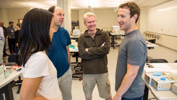 Joe DeRisi (al centro), copresidente de Biohub y especialista en enfermedades infecciosas de la UCSF. (Foto: Facebook Mark Zuckerberg)