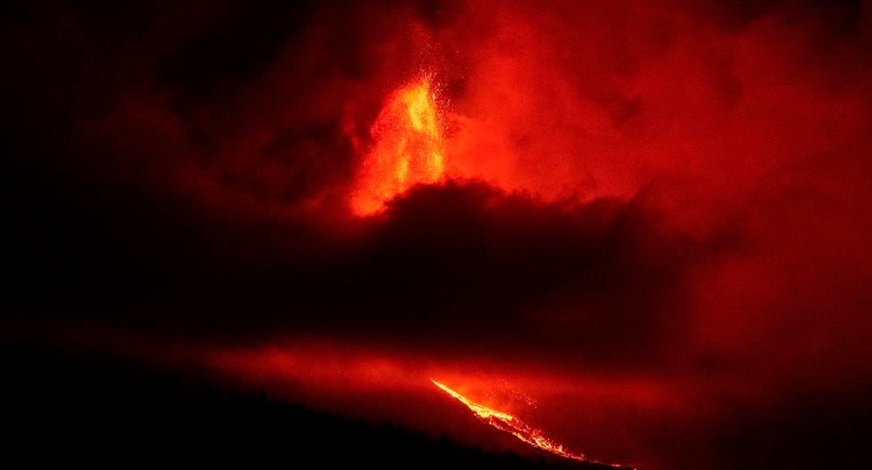 Vista de la erupción del volcán de La Palma tomada en la madrugada del 5 de octubre desde la localidad de Tajuya, en el municipio de El Paso. (EFE/Carlos de Saá).