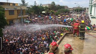 Piura: así fue el inicio de los carnavales en Catacaos con tradicional “manguerazo” | VIDEO