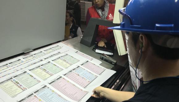 En el proceso de impresión, el organismo electoral efectúa un control de calidad manual. (Foto: Twitter/referencial)