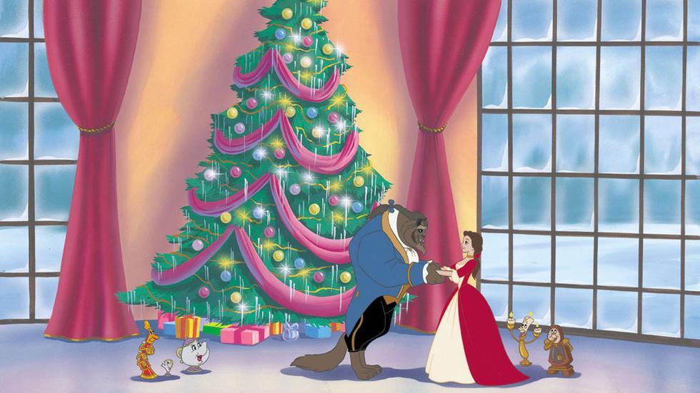 En esta película, la Bestia prohíbe la Navidad (puesto que su transformación ocurrió durante esta festividad), hasta que Bella, Lumière, Din Don, la Señora Potts y Chip lo convencen de que la Navidad es una época alegre. Foto: Disney.
