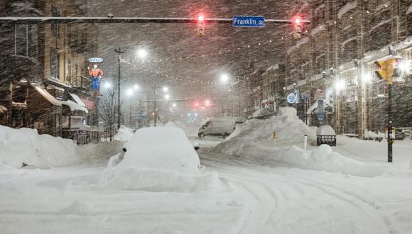 Los vehículos se ven abandonados en una fuerte nevada en el centro de Buffalo, Nueva York.