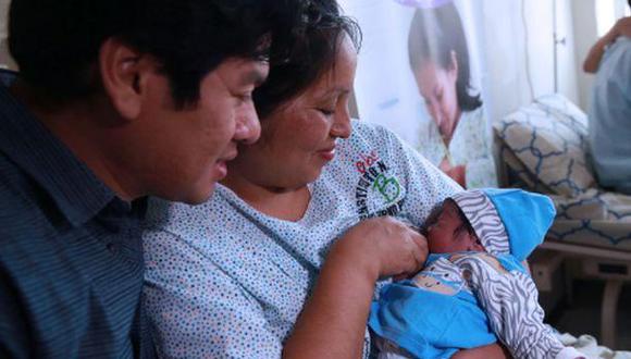 Los trabajadores del sector público y privado tendrán ahora una licencia por paternidad de 10 días (Andina)