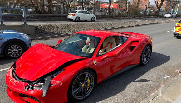La parte delantera de este Ferrari de 250.000 libras esterlinas (US$ 330.000 dólares) quedó bastante dañada.
