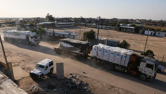 Camiones que transportan ayuda humanitaria ingresan a la Franja de Gaza a través del cruce de Rafah con Egipto el 2 de diciembre de 2023. (Foto de SAID KHATIB / AFP)