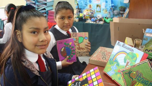 Las niñas nos presentan sus creaciones elaboradas con cartón reciclado que consiguieron en los mercadillos de Tacna. (Foto: difusión)