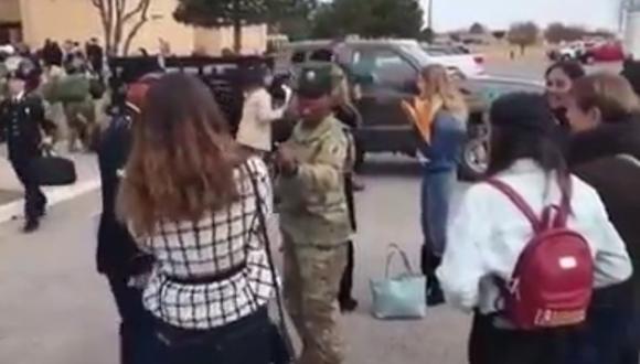 Una instructora militar protagonizó una divertida escena con uno de sus cadetes y la novia de este. (Foto: theCHIVE en Facebook)