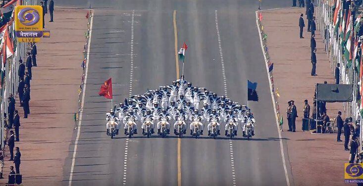 El ya famoso equipo de motociclistas temerarios del ejército formó una pirámide compuesta por 30 soldados que iban en 9 motos. (Captura de pantalla)