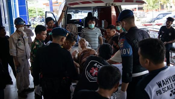 Un trabajador chino que resultó herido en la explosión en un horno de fundición de níquel es trasladado al Hospital General Regional de Morowali en Sulawesi Central el 24 de diciembre de 2023. (Foto de AFP)