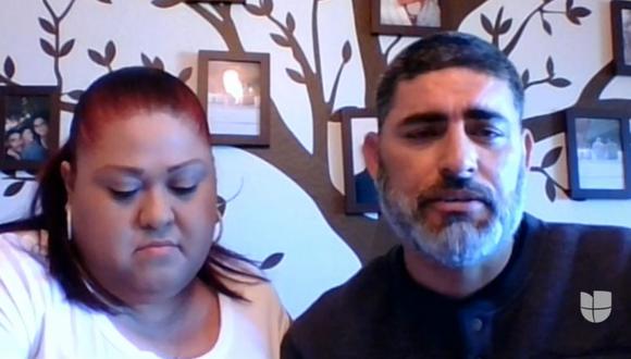 Imagen de Fidencio Jacobo y su esposa Crystal durante una entrevista con la cadena "Univisión". El hispano perdió a su hermana por el coronavirus. (Captura de video/Univisión).