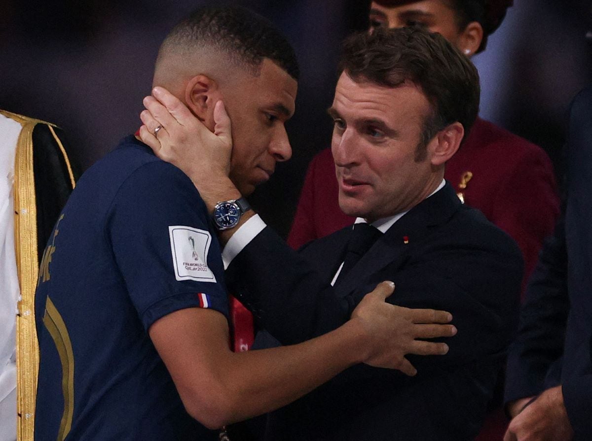 French President Emmanuel Macron presents the FIFA Golden Boot award to striker Kylian Mbappe.  (ADRIÁN DENNIS / AFP).