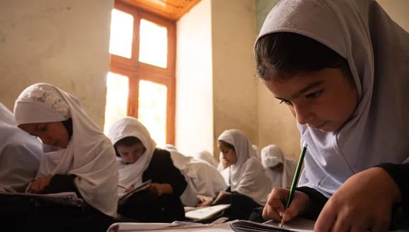 Niñas del último curso de primaria que no podrán seguir estudiando en Afganistán debido al veto de los talibán. UNICEF ha intentado mantener los programas de higiene y apoyo que antes se prestaban en los centros educativos.