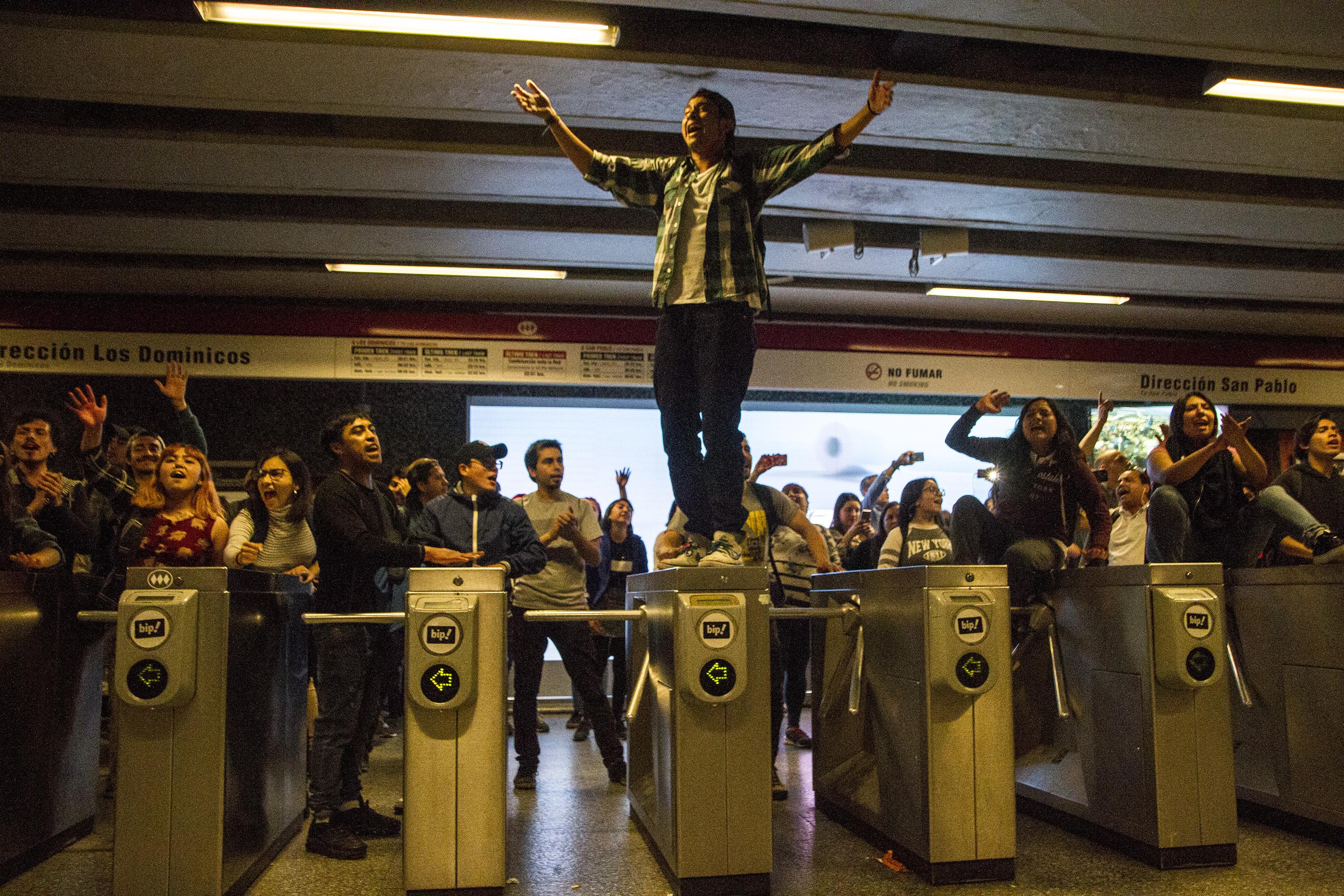 Cientos de estudiantes protagonizaron masivas entradas al Metro de Santiago sin pagar. Foto: AFP