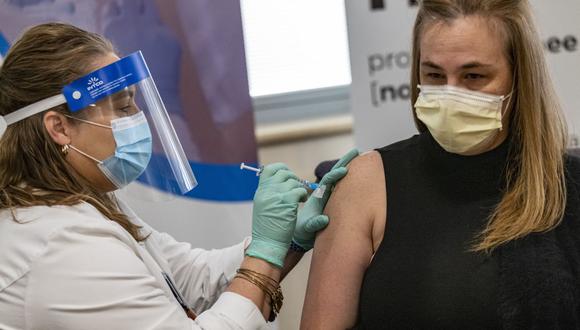 Una trabajadora de la salud recibe la vacuna Pfizer-BioNTech Covid-19 en el Regional Medical Center en San José, California, el viernes 18 de diciembre de 2020. (Foto: David Paul Morris / Bloomberg).