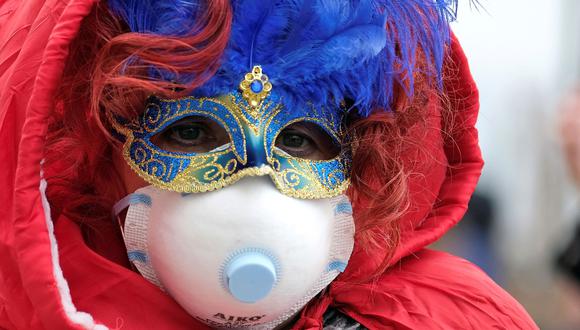 Una persona que iba a participar en el carnaval de Venecia usa máscara facial protectora para reducir el riesgo de contagio del coronavirus. (REUTERS / Manuel Silvestri).