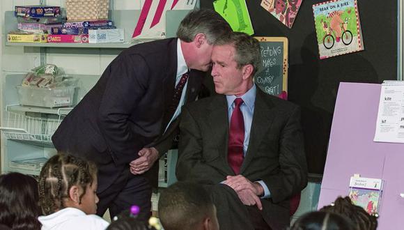 El jefe de gabinete de la Casa Blanca, Andrew Card, le dice al oído al presidente George W. Bush la noticia sobre el segundo avión que se estrelló contra la Torre Sur en Nueva York.
(Doug Mills - AP).