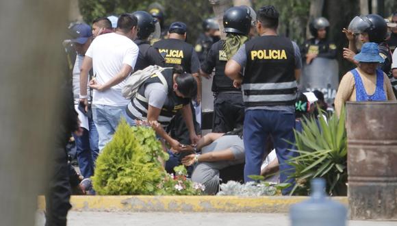 La Policía Nacional del Perú detuvo alrededor de 30 personas en la universidad San Marcos. (Foto: Britanie Arroyo / @photo.gec)