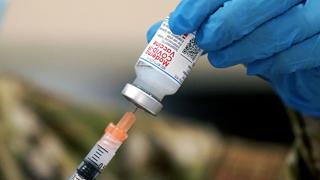 Un médico de Boston tuvo una reacción alérgica severa a la vacuna de Moderna contra el coronavirus