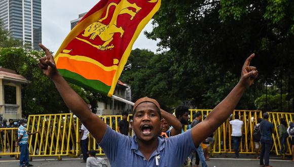 Un manifestante gesticula durante una marcha de protesta hacia la oficina de la secretaría presidencial contra el presidente de Sri Lanka, Ranil Wickremesinghe, en Colombo el 22 de julio de 2022. (Foto: Arun SANKAR / AFP)