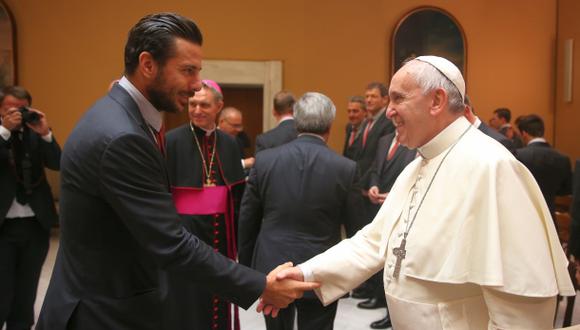 El Papa Francisco recibió al Bayern Múnich de Claudio Pizarro
