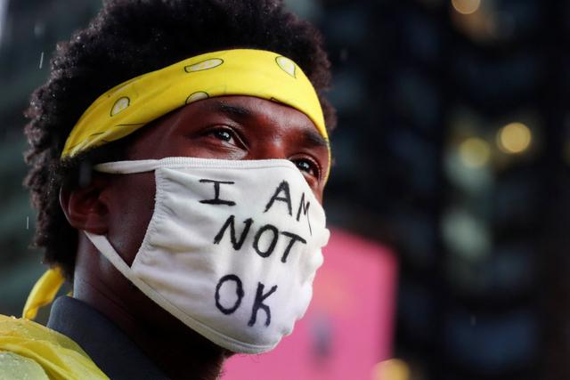 Un manifestante con una máscara facial participa en una protesta tras la muerte de Daniel Prude en Nueva York, Estados Unidos. (Foto: Reuters)