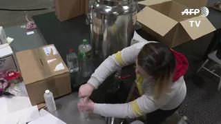Coronavirus: destilería irlandesa convierte su ginebra en desinfectante para manos
