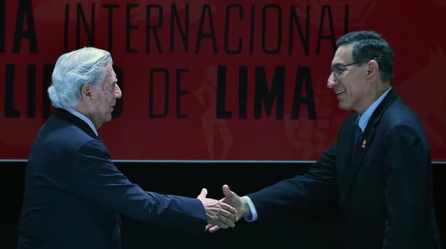 Mario Vargas Llosa saluda al presidente Martín Vizcarra en la inauguración de la FIL Lima 2019. (Foto: Agencias)