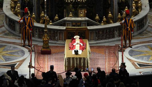 Menos autoridades, unas exequias presididas por un papa “reinante” o poca representación política son algunas de las claves de la despedida del papa emérito Benedicto XVI.