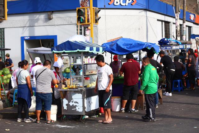 Varias personas continúan vendiendo alimentos pese a que los agentes policiales les piden que se retiren. (Foto: Hugo Curotto/GEC)