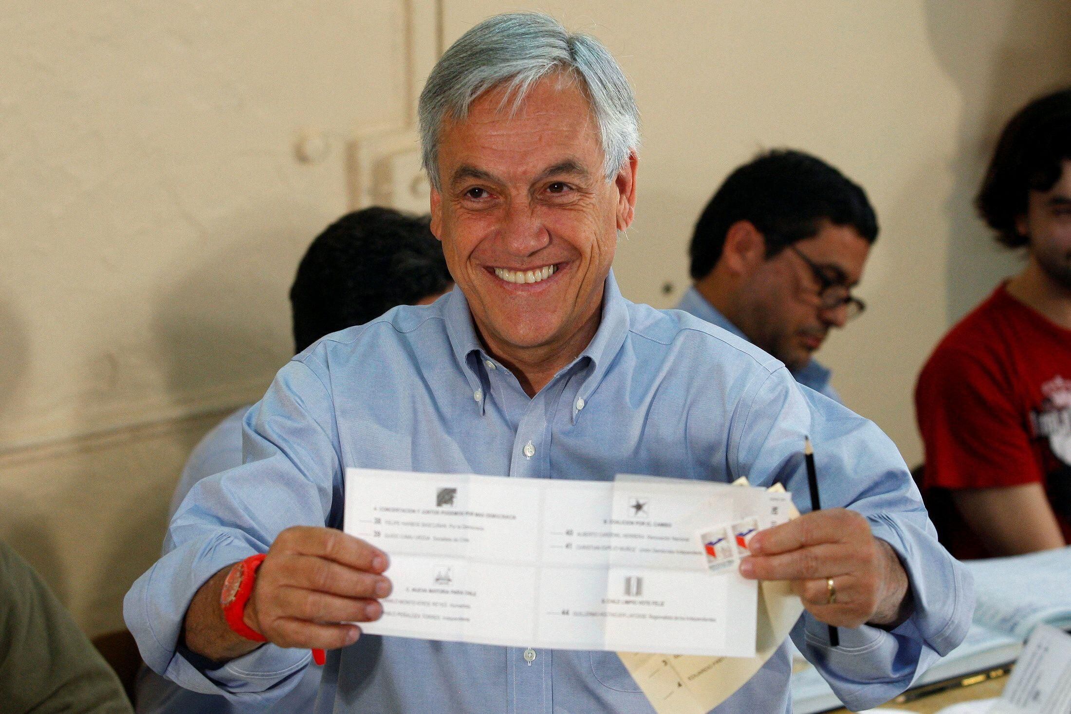 Sebastián Piñera with voting ballot.  (REUTERS).