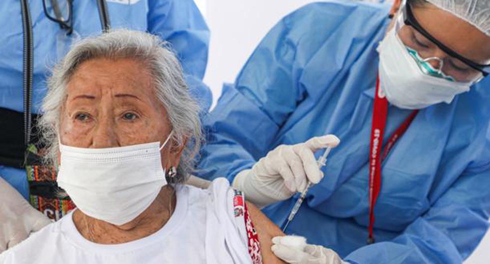 Para que los mayores de 65 reciban la tercera dosis, deben haberse vacunado 6 meses antes. (Foto: Andina)