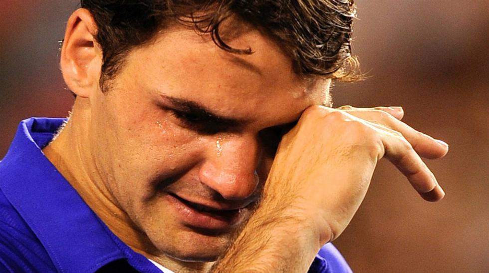 Roger Federer no soportó la derrota ante Rafael Nadal en el Abierta de Australia del 2009. [FOTO: AP]