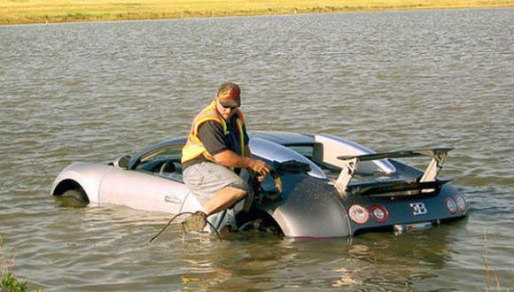 VIDEO: Sumerge Bugatti Veyron a un lago para cobrar el seguro