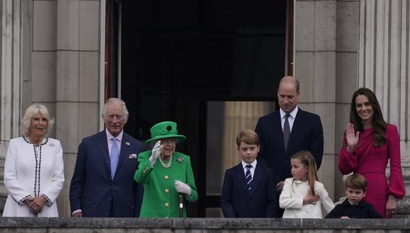 La reina Isabel II de Gran Bretaña (3ra L) saluda a la multitud mientras está de pie en el balcón del Palacio de Buckingham con (De izquierda a derecha) Camilla de Gran Bretaña, Duquesa de Cornualles, Príncipe Carlos de Gran Bretaña, Príncipe de Gales, Príncipe George de Cambridge de Gran Bretaña, Príncipe William de Gran Bretaña, Duque de Cambridge, la princesa Charlotte de Cambridge de Gran Bretaña, Catherine, duquesa de Cambridge de Gran Bretaña y el príncipe Louis de Cambridge de Gran Bretaña al final del concurso de platino en Londres el 5 de junio de 2022 como parte de las celebraciones del jubileo de platino de la reina Isabel II.  (Foto de Alberto Pezzali / PISCINA / AFP)