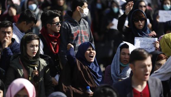 Jóvenes afganos gritan consignas durante una manifestación contra los talibanes y el Estado Islámico en el centro de Kabul, Afganistán. (Foto referencial: EFE)