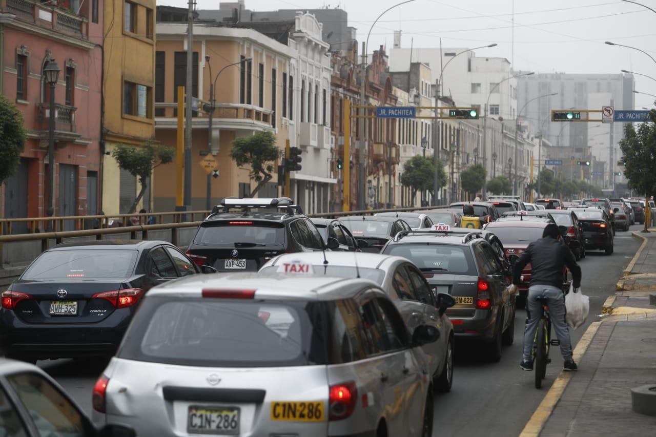 Los vehículos transitan por jirón Lampa hasta jirón Cusco, donde se registra gran congestión Vehicular. Los buses del Metropolitano sí continúan su recorrido habitual. (César Campos)